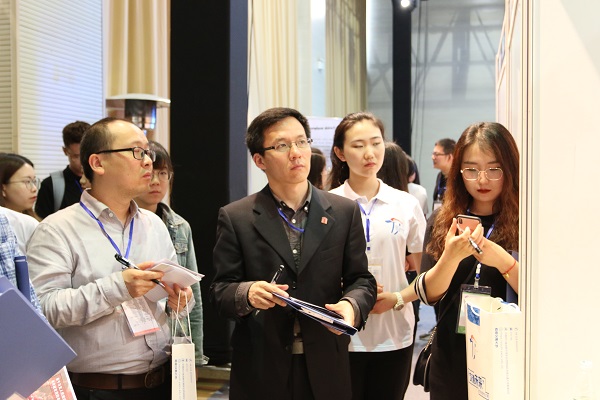 1524460164260342.jpg 2.设计51风流
副院长韩挺教授担任评委.JPG